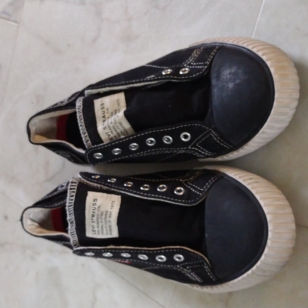 Levi's canvas sneakers. - Picture 1 of 8